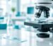 Microscopio y lámina de laboratorio para el análisis de semen o espermiograma